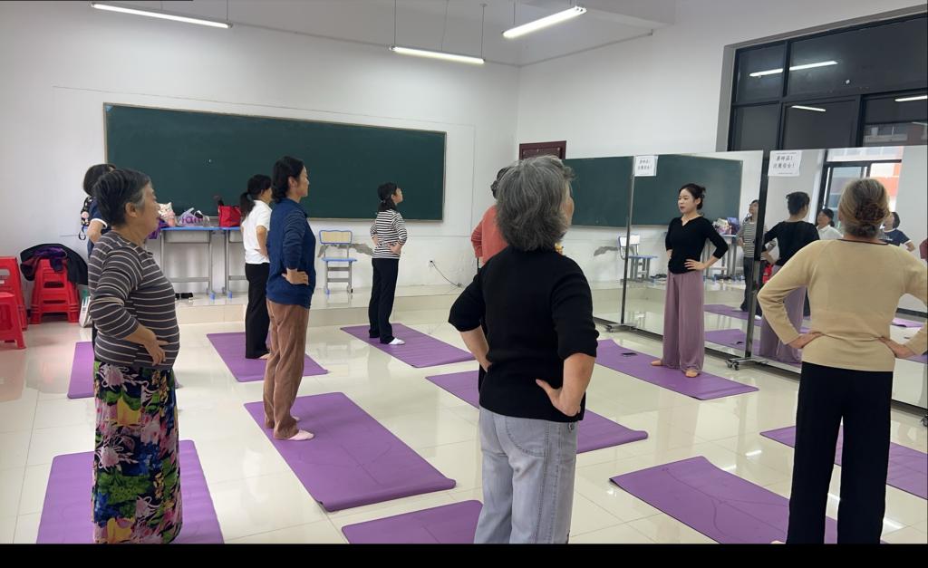 青春校园添“银辉”  老年大学新开课